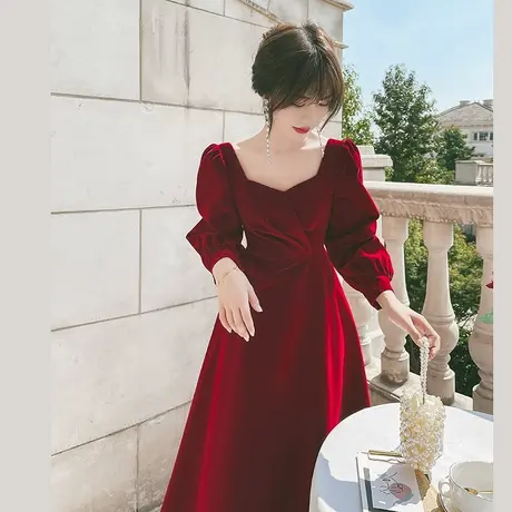 红色丝绒晚礼服裙女宴会气质年会法式收腰敬酒服新娘冬季长袖订婚图片