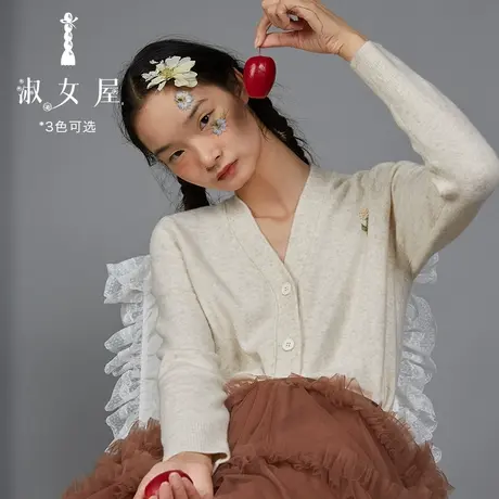 淑女屋官方旗舰店高级感v领上衣女秋冬手工绣花开扣毛衣图片