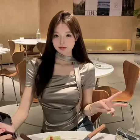 甜辣妹名媛风短袖T恤女夏季新款设计感小众挂脖锁骨修身短款上衣图片