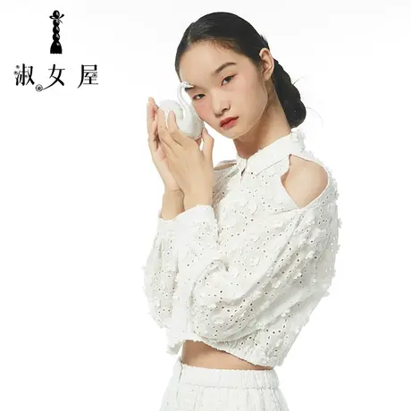 淑女屋官方旗舰店2023初秋新款小众设计感绝美绣花花朵露肩上衣图片