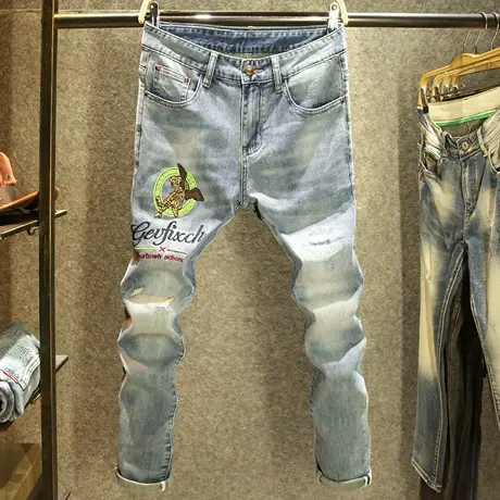 潮牌老虎刺绣牛仔裤男修身小脚裤春季新款浅蓝色时尚破洞补丁长裤图片