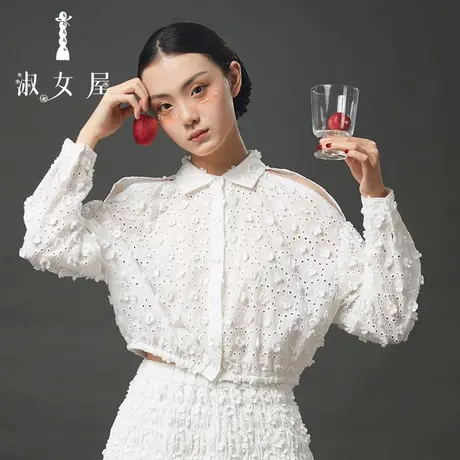 淑女屋官方旗舰店2023初秋新款小众设计感绝美绣花花朵露肩上衣图片