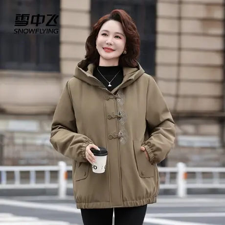 雪中飞2025冬新款妈妈短款羽绒服中老年女冬国风盘扣气质外套商品大图